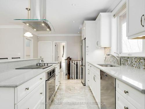 133 Chaplin Cres, Toronto, ON - Indoor Photo Showing Kitchen With Upgraded Kitchen