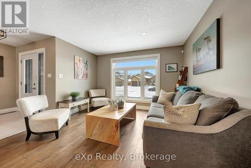 975 Reserve Avenue S, North Perth (32 - Listowel), ON - Indoor Photo Showing Living Room