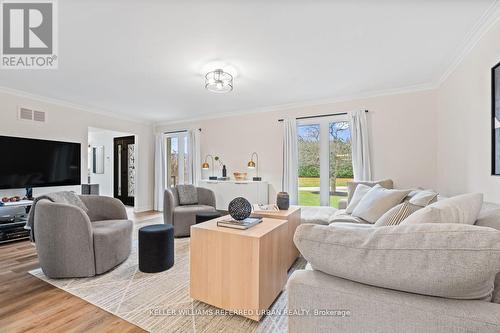 7 Houdini Way, Aurora, ON - Indoor Photo Showing Living Room