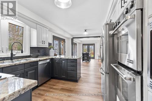 7 Houdini Way, Aurora, ON - Indoor Photo Showing Kitchen With Stainless Steel Kitchen With Upgraded Kitchen