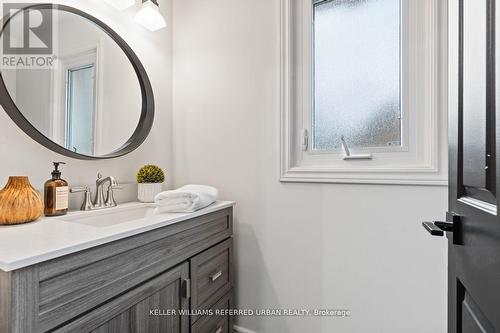 7 Houdini Way, Aurora, ON - Indoor Photo Showing Bathroom