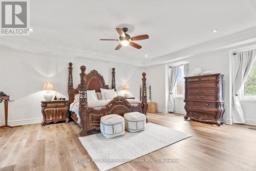 7 Houdini Way, Aurora, ON - Indoor Photo Showing Living Room