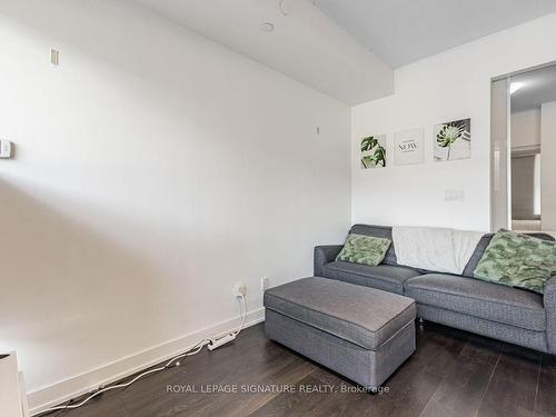 605-50 Bruyeres Mews, Toronto, ON - Indoor Photo Showing Living Room