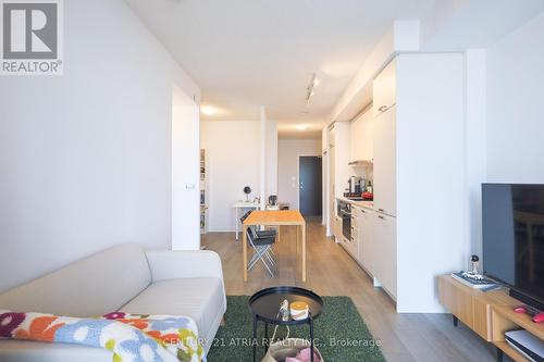 701 - 38 Honeycrisp Crescent, Vaughan, ON - Indoor Photo Showing Living Room