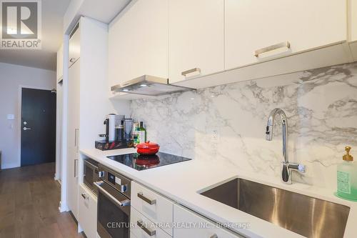 701 - 38 Honeycrisp Crescent, Vaughan, ON - Indoor Photo Showing Kitchen