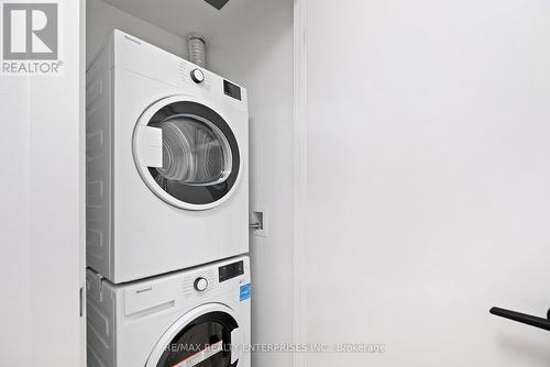 516 - 127 Broadway Avenue, Toronto, ON - Indoor Photo Showing Laundry Room