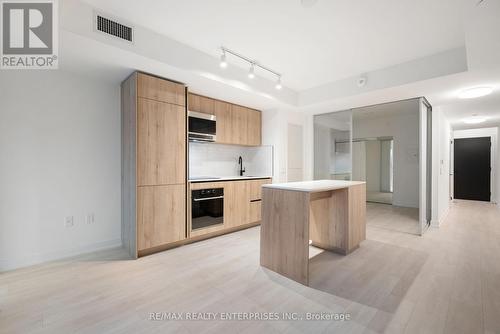 516 - 127 Broadway Avenue, Toronto, ON - Indoor Photo Showing Kitchen