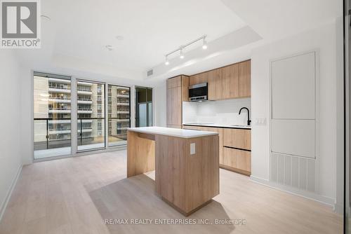 516 - 127 Broadway Avenue, Toronto, ON - Indoor Photo Showing Kitchen