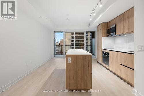 516 - 127 Broadway Avenue, Toronto, ON - Indoor Photo Showing Kitchen