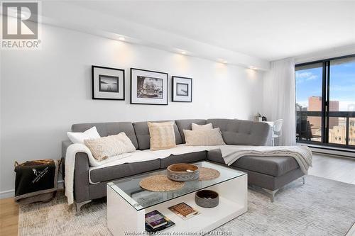 150 Park Unit# 1807, Windsor, ON - Indoor Photo Showing Living Room