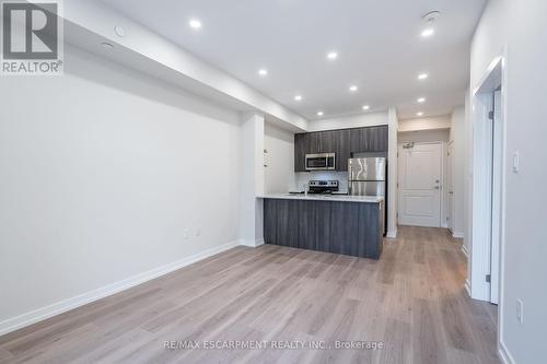 205 - 125 Shoreview Place, Hamilton, ON - Indoor Photo Showing Kitchen