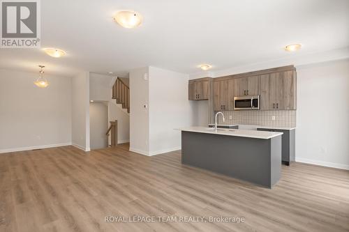 808 Glissade Grove, Ottawa, ON - Indoor Photo Showing Kitchen