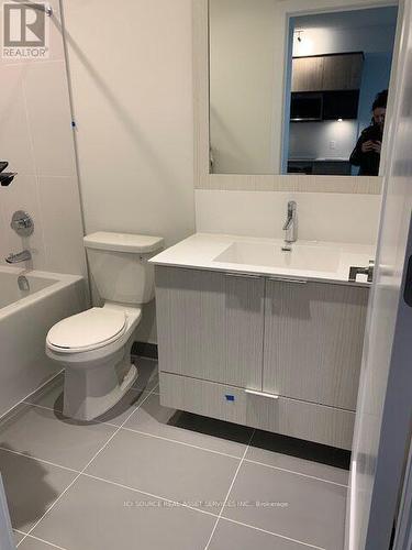 1833 - 25 Adra Grado Way, Toronto, ON - Indoor Photo Showing Bathroom