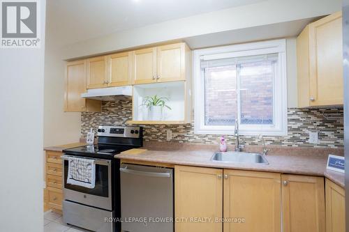 21 Summerdale Crescent, Brampton, ON - Indoor Photo Showing Kitchen