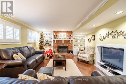 9 Royal Oak Drive, St. Catharines (439 - Martindale Pond), ON - Indoor Photo Showing Living Room With Fireplace