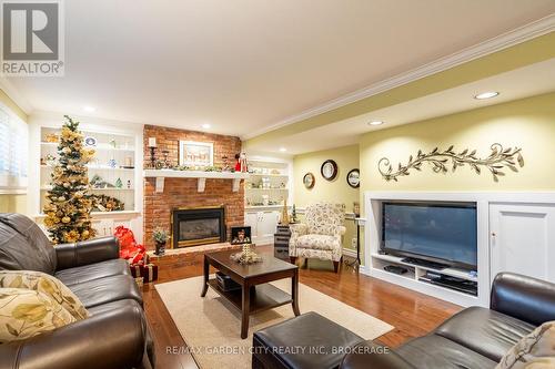 9 Royal Oak Drive, St. Catharines (439 - Martindale Pond), ON - Indoor Photo Showing Living Room With Fireplace