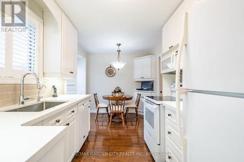 9 Royal Oak Drive, St. Catharines (439 - Martindale Pond), ON - Indoor Photo Showing Kitchen With Upgraded Kitchen