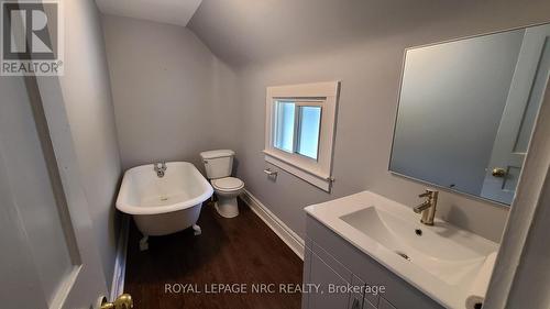 33 Canboro Road, Pelham (662 - Fonthill), ON - Indoor Photo Showing Bathroom