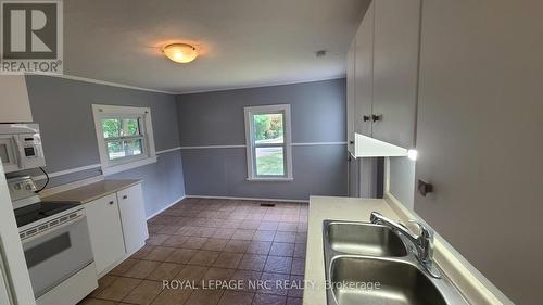 33 Canboro Road, Pelham (662 - Fonthill), ON - Indoor Photo Showing Kitchen With Double Sink