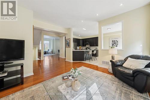 24 - 100 Elgin Mills Road, Richmond Hill, ON - Indoor Photo Showing Living Room