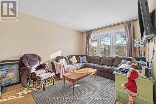 422 King George Street, Peterborough (Otonabee), ON - Indoor Photo Showing Living Room