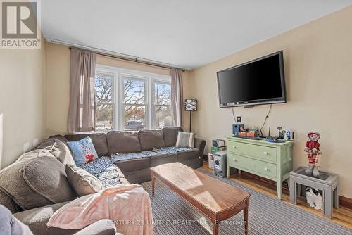 422 King George Street, Peterborough (Otonabee), ON - Indoor Photo Showing Living Room