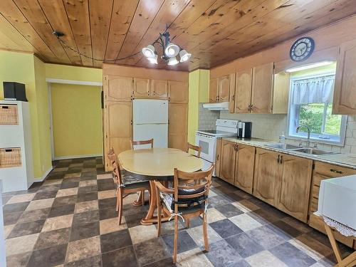 Cuisine - 242 Ch. Du Lac-Cameron, Saint-Eugène-De-Guigues, QC - Indoor Photo Showing Kitchen With Double Sink