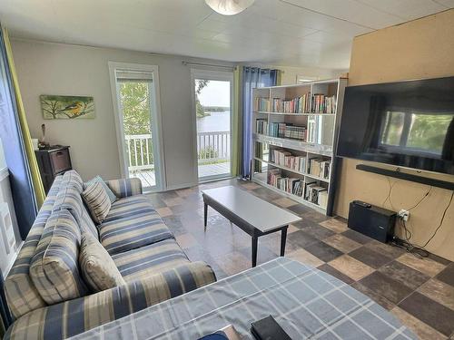 Salon - 242 Ch. Du Lac-Cameron, Saint-Eugène-De-Guigues, QC - Indoor Photo Showing Living Room