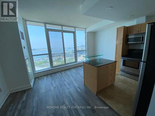 1409 - 218 Queens Quay W, Toronto, ON - Indoor Photo Showing Kitchen