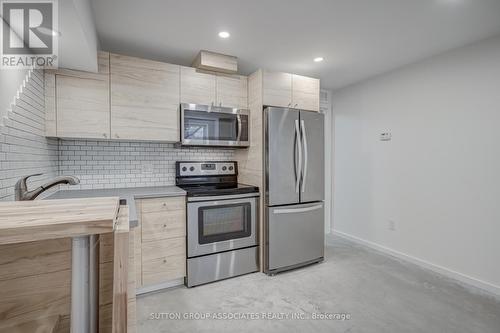 Lower - 489 Clinton Street, Toronto, ON - Indoor Photo Showing Kitchen With Upgraded Kitchen