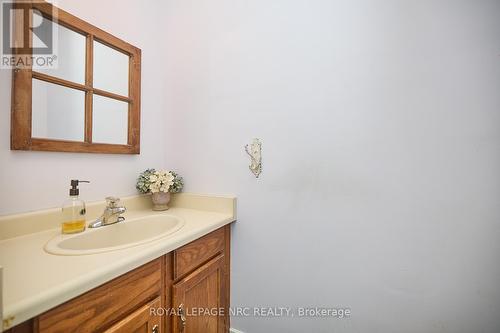 6493 Galaxy Drive, Niagara Falls (206 - Stamford), ON - Indoor Photo Showing Bathroom