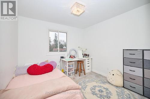 6493 Galaxy Drive, Niagara Falls (206 - Stamford), ON - Indoor Photo Showing Bedroom