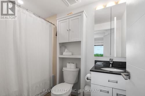 822 - 652 Princess Street, Kingston (Central City East), ON - Indoor Photo Showing Bathroom