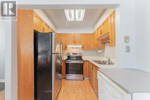 146 Fernwood Drive, Gravenhurst (Muskoka (S)), ON - Indoor Photo Showing Kitchen With Double Sink