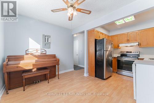 146 Fernwood Drive, Gravenhurst (Muskoka (S)), ON - Indoor Photo Showing Kitchen