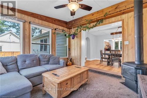 17 King Street S, Chatham-Kent, ON - Indoor Photo Showing Living Room