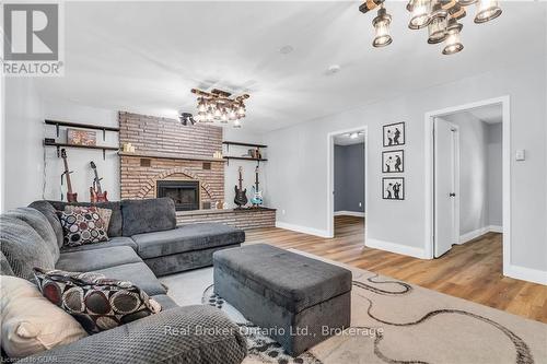 17 King Street S, Chatham-Kent, ON - Indoor Photo Showing Living Room With Fireplace