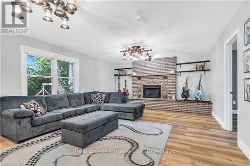 17 King Street S, Chatham-Kent, ON - Indoor Photo Showing Living Room With Fireplace