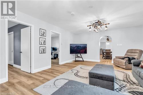 17 King Street S, Chatham-Kent, ON - Indoor Photo Showing Living Room