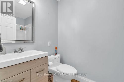 17 King Street S, Chatham-Kent, ON - Indoor Photo Showing Bathroom