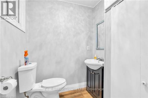 17 King Street S, Chatham-Kent, ON - Indoor Photo Showing Bathroom