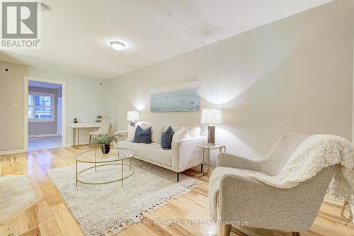 487 Dewitt Road, Hamilton (Lakeshore), ON - Indoor Photo Showing Living Room