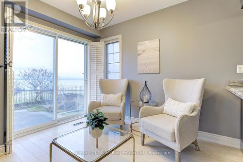 487 Dewitt Road, Hamilton (Lakeshore), ON - Indoor Photo Showing Living Room