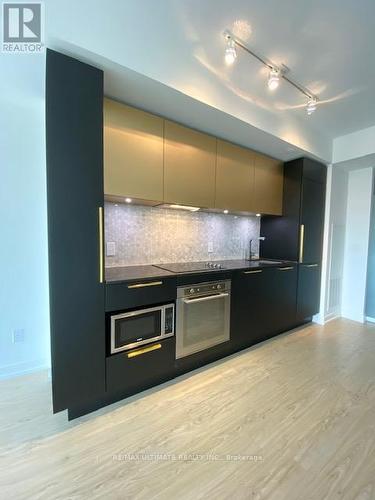 716 - 85 Wood Street, Toronto, ON - Indoor Photo Showing Kitchen