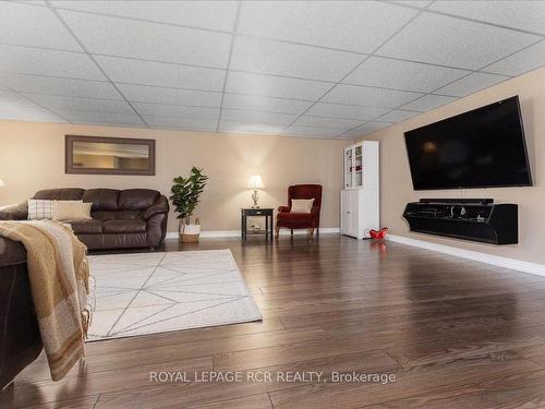 19621 Centre St, East Gwillimbury, ON - Indoor Photo Showing Living Room