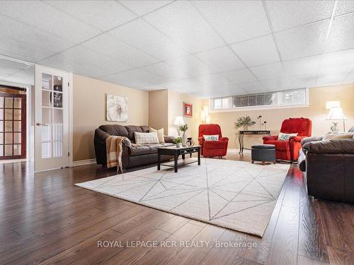 19621 Centre St, East Gwillimbury, ON - Indoor Photo Showing Living Room