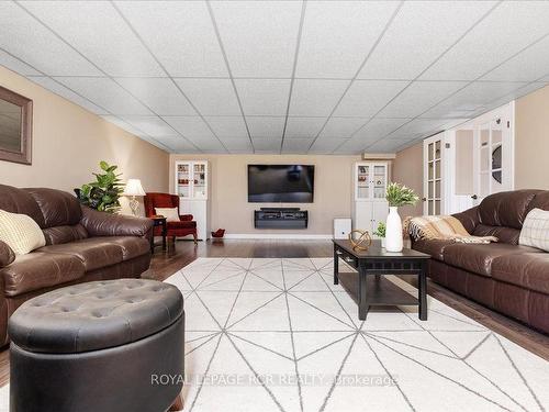 19621 Centre St, East Gwillimbury, ON - Indoor Photo Showing Living Room