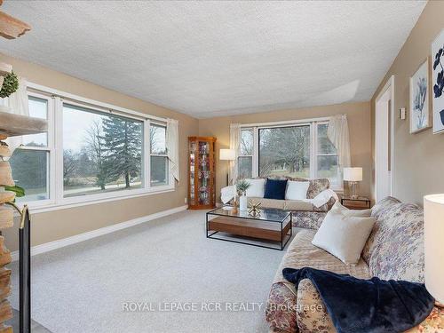 19621 Centre St, East Gwillimbury, ON - Indoor Photo Showing Living Room