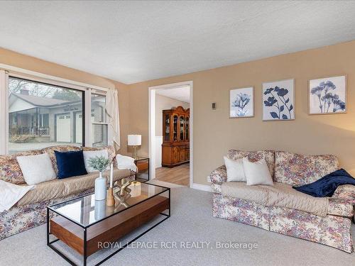 19621 Centre St, East Gwillimbury, ON - Indoor Photo Showing Living Room