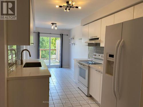 15 Fife Road, Aurora, ON - Indoor Photo Showing Kitchen